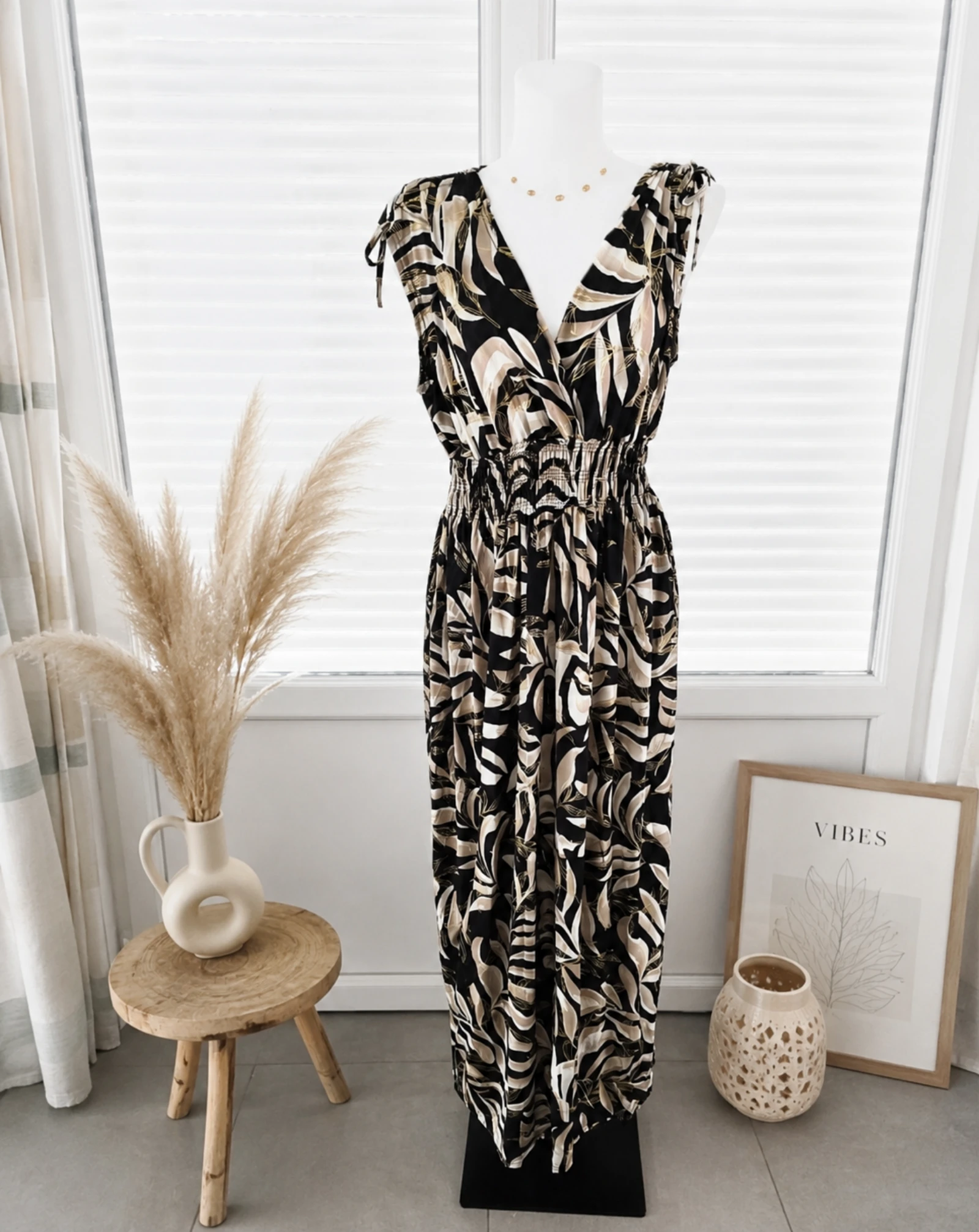 Robe magique noir beige blanc dorée 